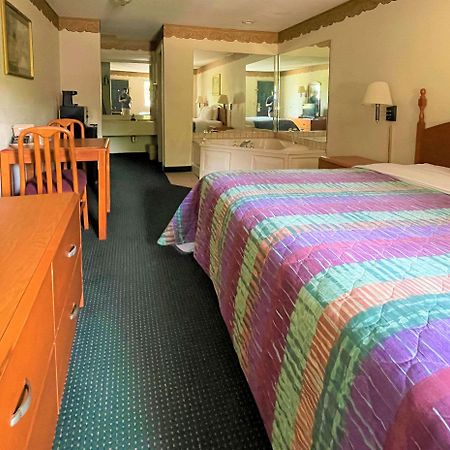 Days Inn Sandersville Exterior photo